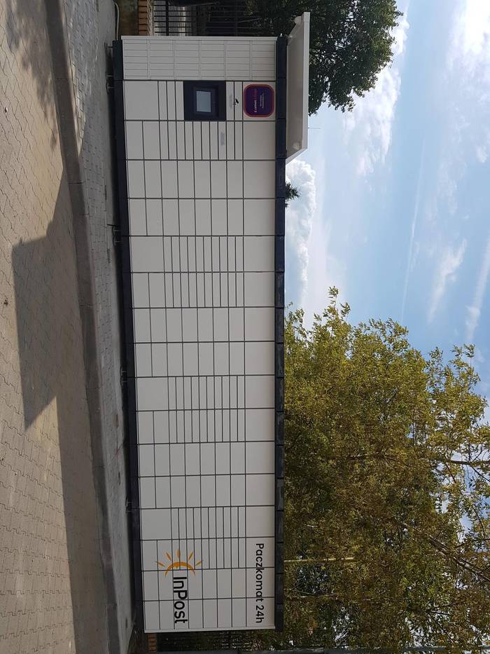 Parcel Locker KOL02M Po lewej stronie parkingu Centrum Handlowego Albatros