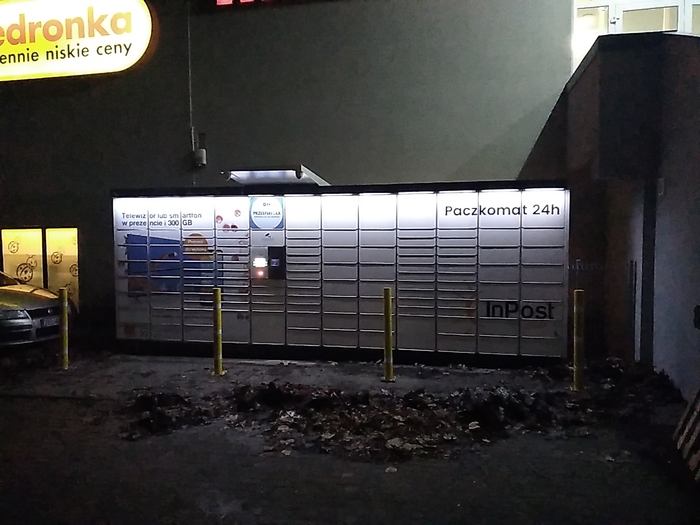 Paczkomat KOL04N Na parkingu salonu meblowego Lorens i sklepu Biedronka