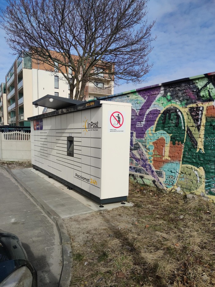 Paczkomat KOL06M Na parkingu sklepu NETTO