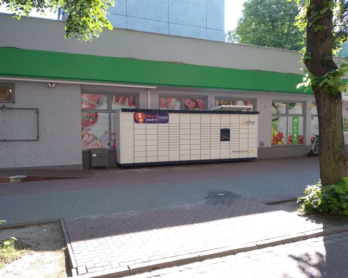 Paczkomat KOL08M Przy sklepie Delikatesy Centrum