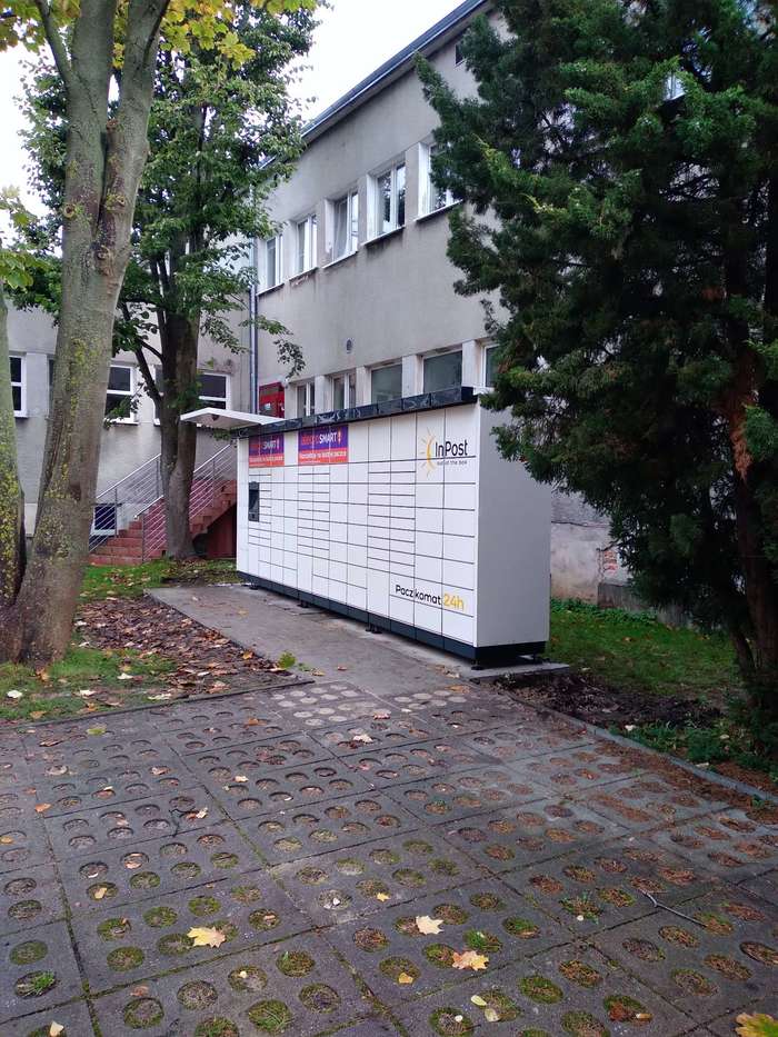 Paczkomat KOL11M Przy Uzdrowisku, od ulicy Konopnickiej