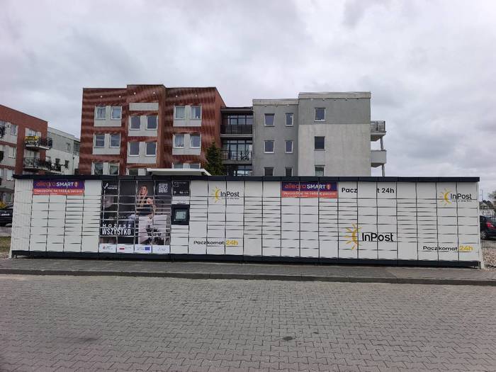 Paczkomat KOL18M Na parkingu sklepu Lidl