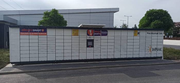Paczkomat KOM02M Przy wjeździe na parking sklepu Lidl