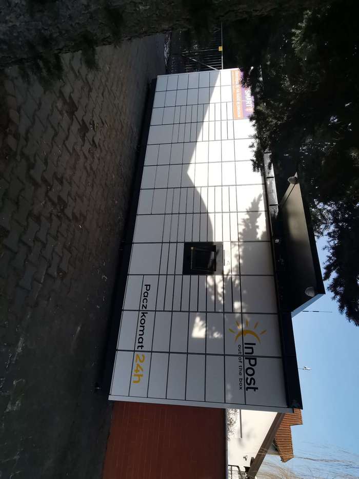 Paczkomat KOM07M Przy wjeździe na posesję przy ul. Żabikowskiej 89