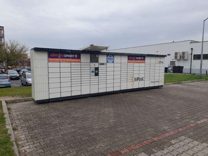 Paczkomat KON04N Przy Polo Markecie.