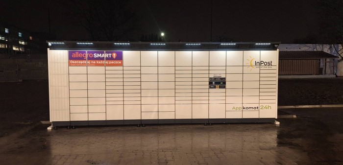 Paczkomat KON06BAPP Na parkingu marketu Aldi