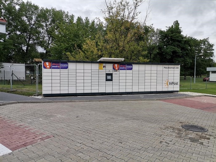 Paczkomat KON06M Przy sklepie Lidla.