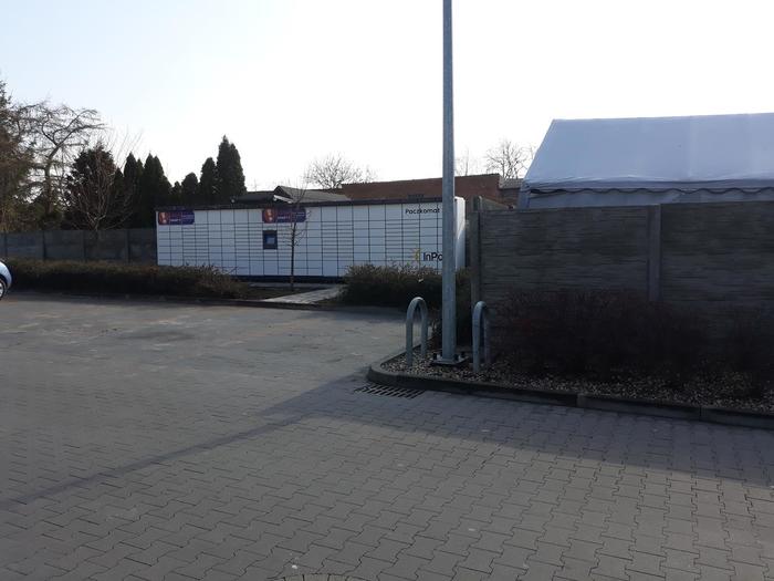Paczkomat KOR01M Przy sklepie Lidla.