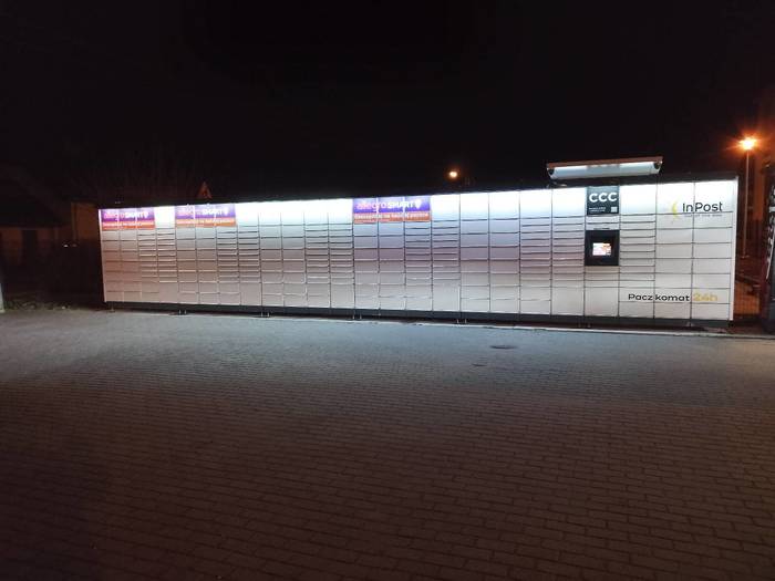 Paczkomat KOR02M teren zielony przy pływalni