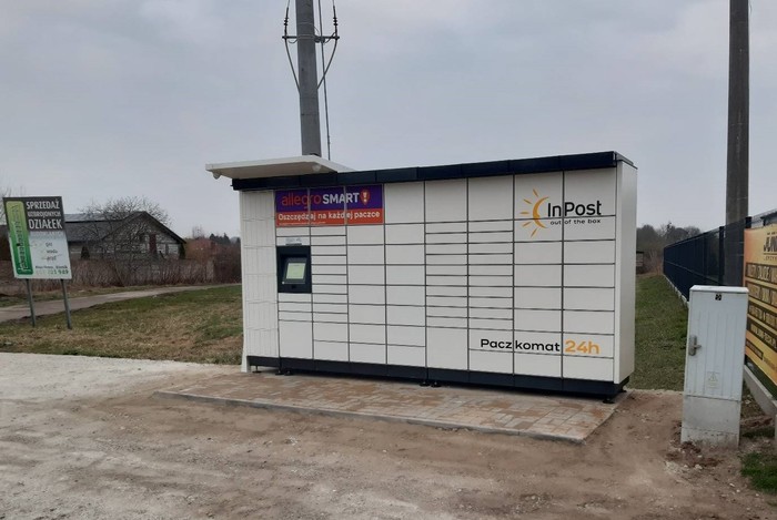Paczkomat KOR05M przy wjeździe na działkę