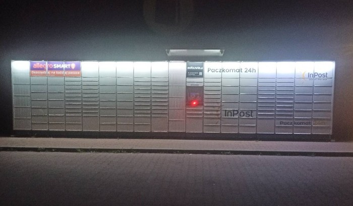 Parcel Locker KOS01M Przy bocznej ścianie sklepu Czerwona Torebka