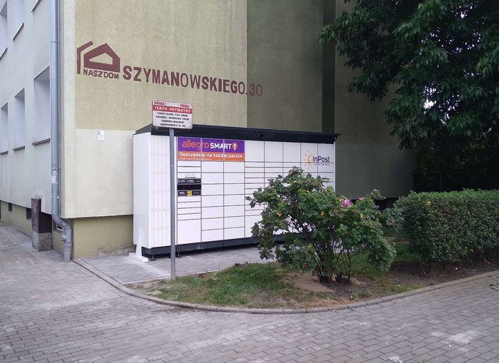 Paczkomat KOS02BAPP Przy bloku mieszkalnym nr 30
