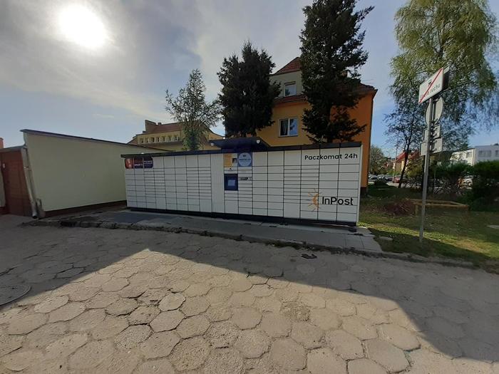 Поштомат KOS02M Na terenie zielonym obok garaży