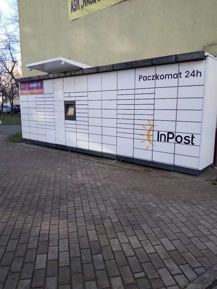 Paczkomat KOS06M Obok budynku