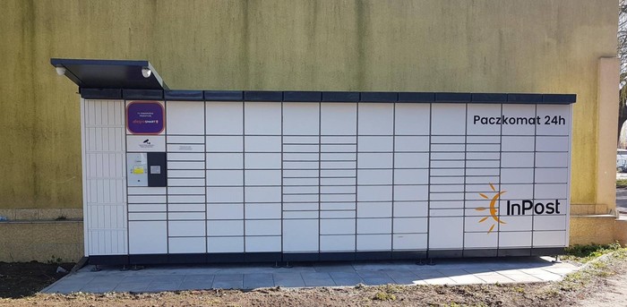 Parcel Locker KOS06N Przy bocznej ścianie hurtowni Elektryk