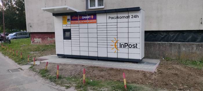 Paczkomat KOS07M Obok budynku mieszkalnego