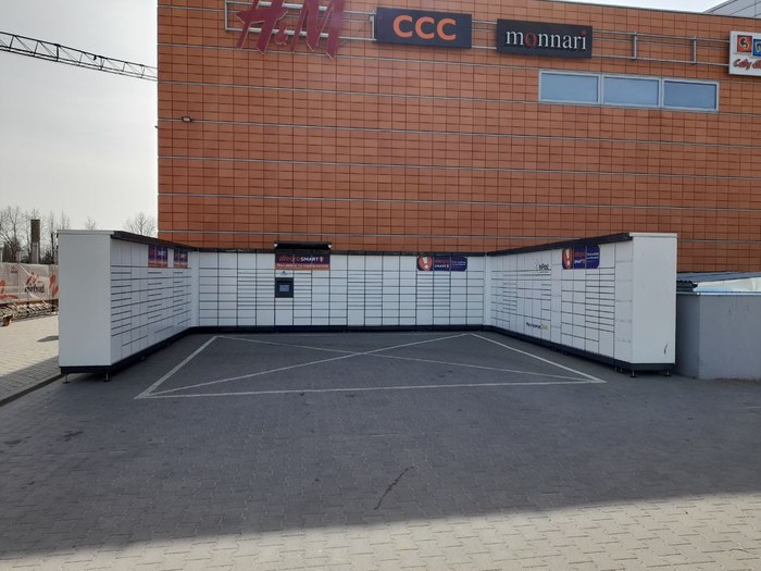 Paczkomat KOS08M Z tyłu parkingu Centrum Handlowego EMKA od ulicy Akademickiej