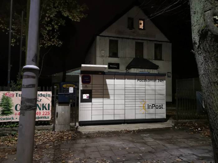 Paczkomat KOS09M Bezpośrednio przy chodniku