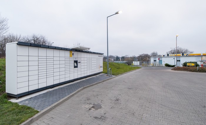 Parcel Locker KOS10M Po prawej stronie parkingu sklepu Lidl