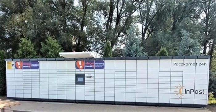 Paczkomat KOS11M Po lewej stronie parkingu sklepu Lidl