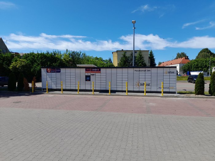 Parcel Locker KOS13M Po prawej stronie parkingu sklepu Lidl