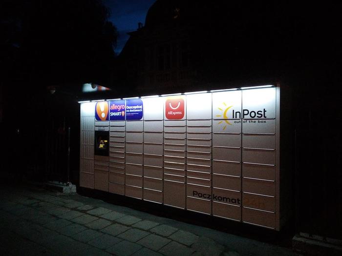 Parcel Locker KOS16M Przy chodniku na Piłsudskiego 47