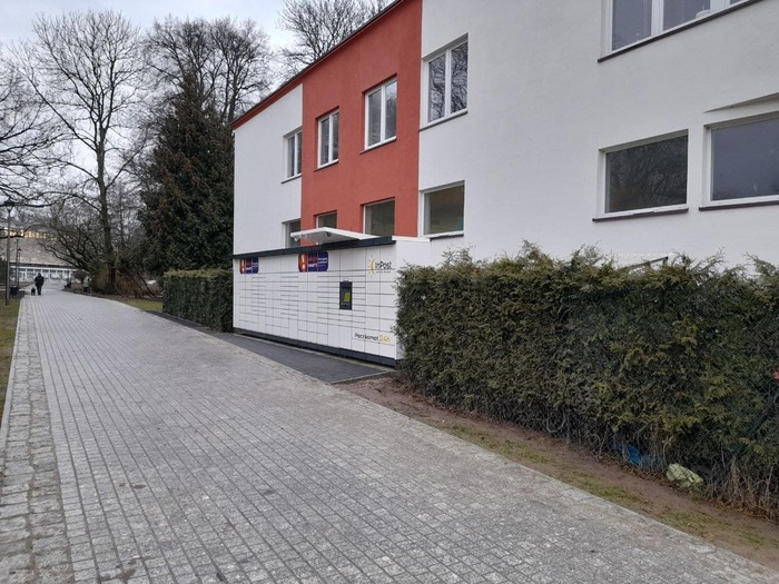 Parcel Locker KOS23M Przy zakładzie szklarskim Szkiełko od strony parku