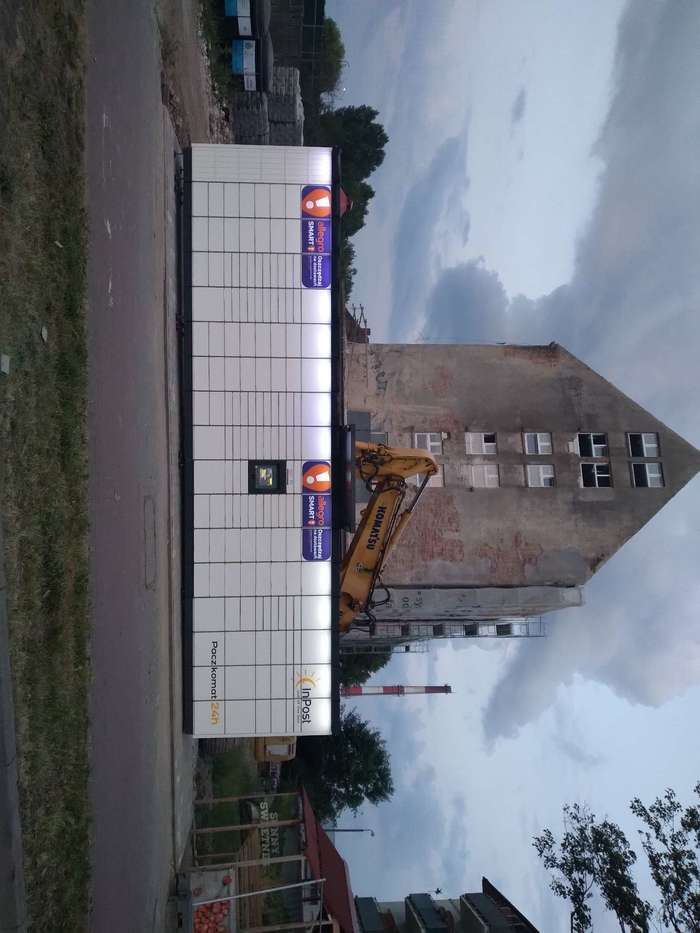 Paczkomat KOS26M Na prywatnej posesji przy rondzie od strony ul. Lechickiej