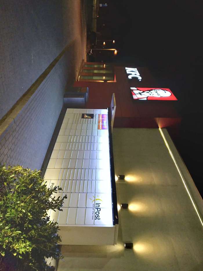 Parcel Locker KOS36M przy parkingu KFC prawa strona od wejścia