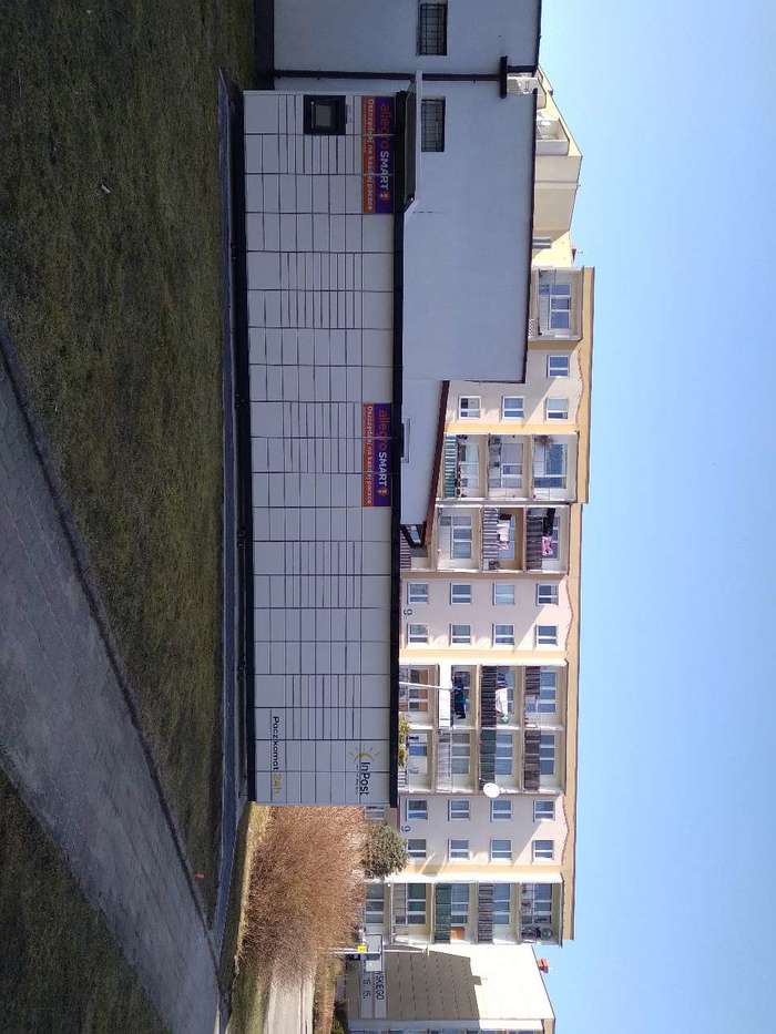 Parcel Locker KOS39M obok wejścia do budynku przy ul. Spasowskiego 6