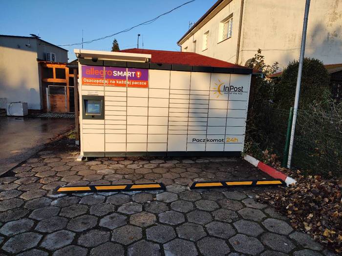 Paczkomat KOSK01M Na parkingu przed stacją
