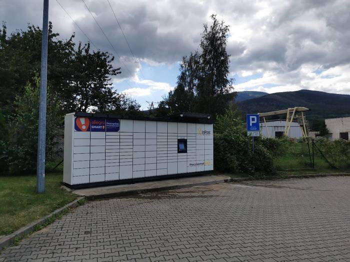 Поштомат KOW01M Po lewej stronie stacji, przy parkingu