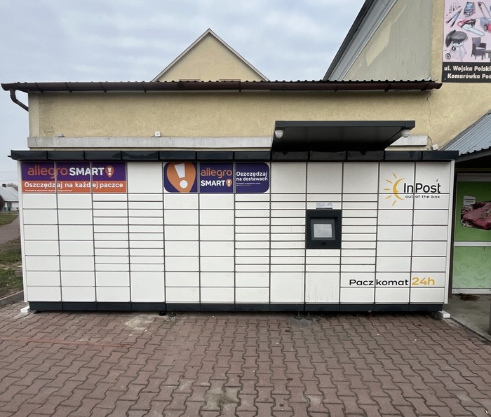 Paczkomat KPA01M Przy wejściu