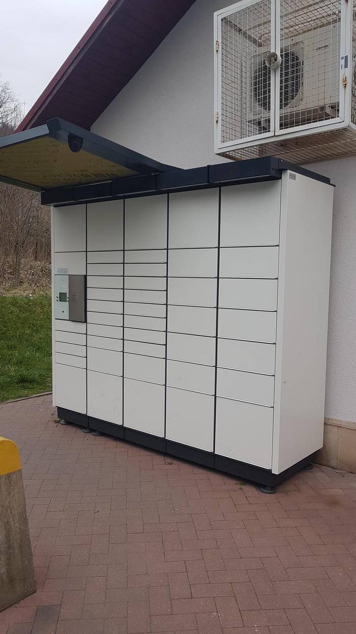 Paczkomat KPC01N Po prawej stronie od wejścia do marketu