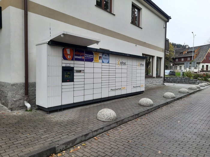 Paczkomat KPC02M Po lewej stronie od wejścia do banku.