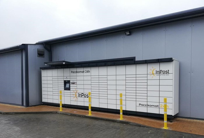 Parcel Locker KPI01M Po lewej stronie od wejścia do sklepu