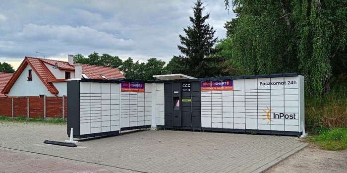 Paczkomat KPM01A Za sklepem Exactly i obok dworca PKS
