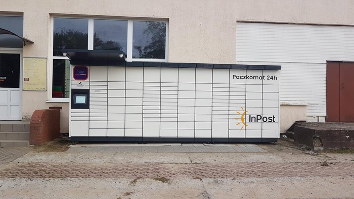 Parcel Locker KPM01M Obok wejścia do sklepu ogrodniczo-wielobranżowego Agro Synergia