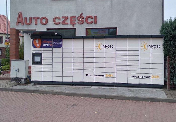 Paczkomat KPM02M Przed sklepem motoryzacyjnym