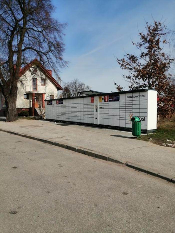 Paczkomat KPR02A Za budynkiem 4Mat przy ulicy Dworcowej