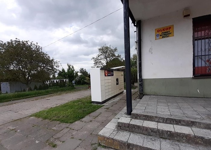 Paczkomat KPY01M przy sklepie