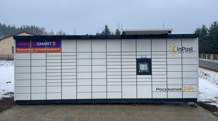 Paczkomat KQKO01M Na parkingu sklepu