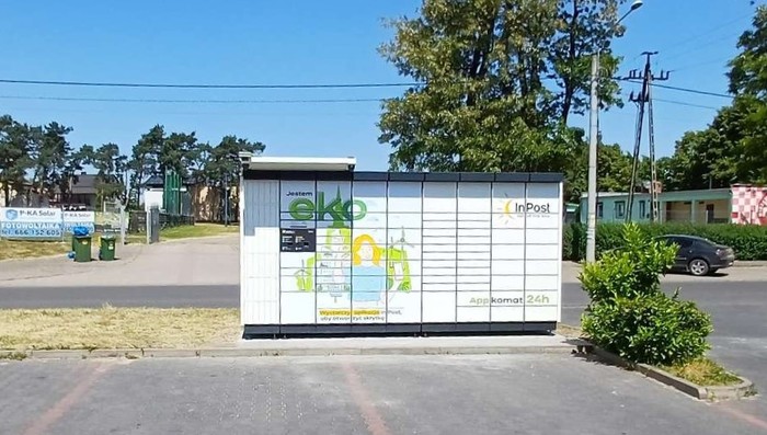Paczkomat KQM01APP parking przy sklepie