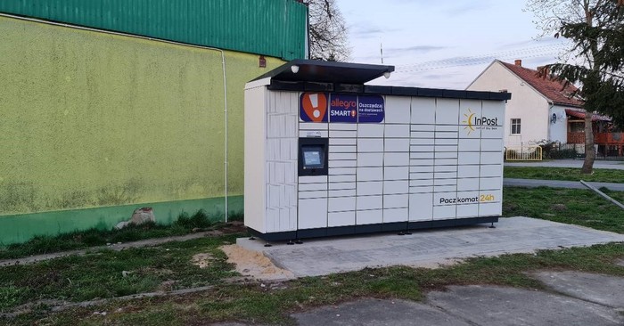 Paczkomat KQW01M Po lewej od sklepu.