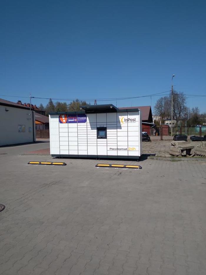 Paczkomat KQX01M Naprzeciwko parkingu z tyłu budynku