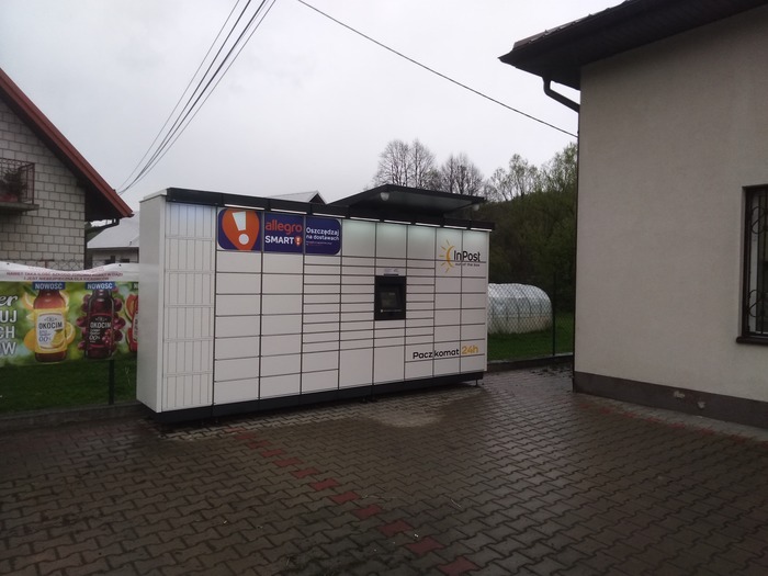 Paczkomat KQY01M Na parkingu - po lewej stronie od wejścia