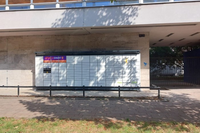 Paczkomat KRA01BAPP Przy budynku Politechniki Krakowskiej od ul. Szlak