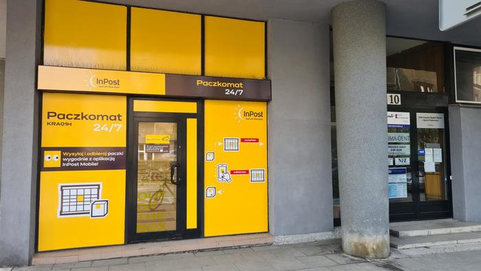 Paczkomat KRA01H W lokalu na parterze biurowca, wejście od ul. Syrokomli