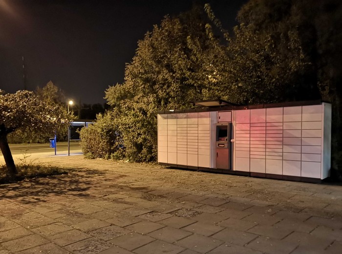 Paczkomat KRA03H W Pasażu Ruczaj obok Trattoria Rialto