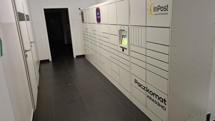 Paczkomat KRA03HO Na pierwszym piętrze budynku Kaufland - Hol Klubu Fitness Platinium